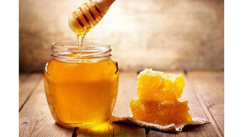 فوائد خارقة لتناول العسل على الريق … يقتل الفيروسات ويمنع آلام الدورة الشهرية